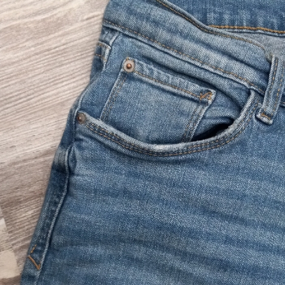 Kensie Jeans Women'd Blue Denim Cut Out Shorts Size 8 - Picture 3 of 11